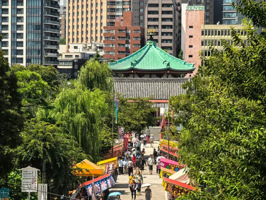 東京の寺の近くで開かれる市のにぎわい