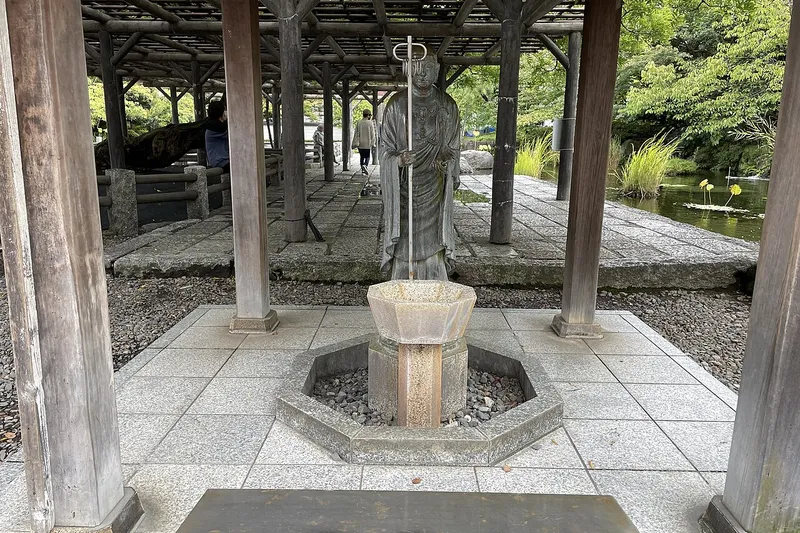 西新井大師(總持寺)境内の延命水洗地蔵尊と池。