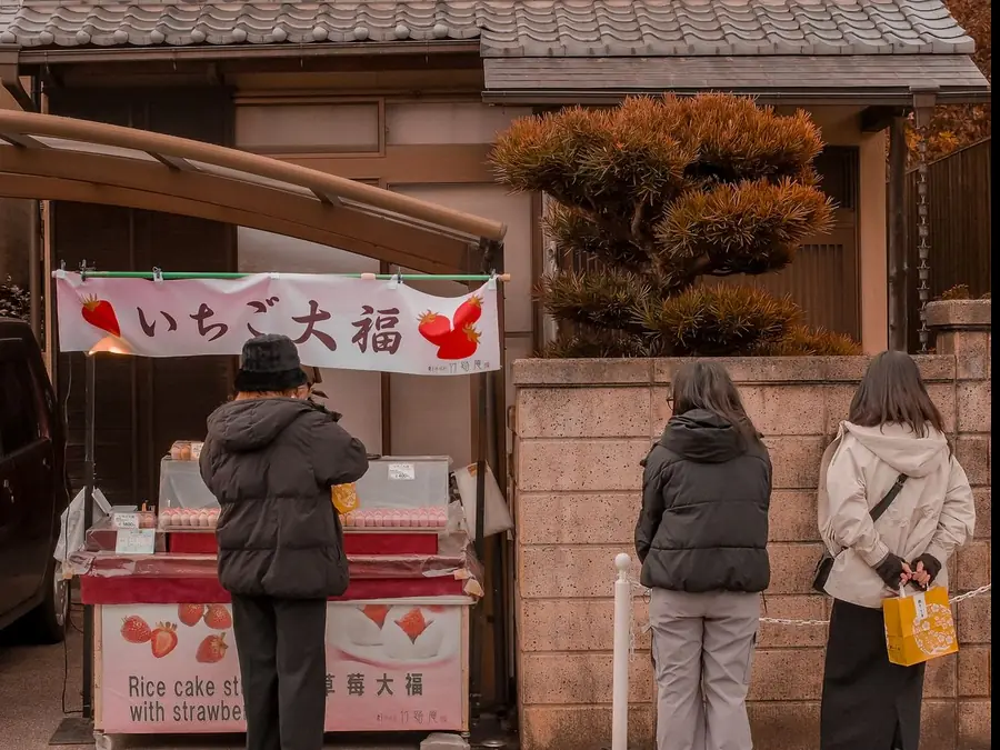 日本の屋台で買い物をする人たち(後ろ姿)